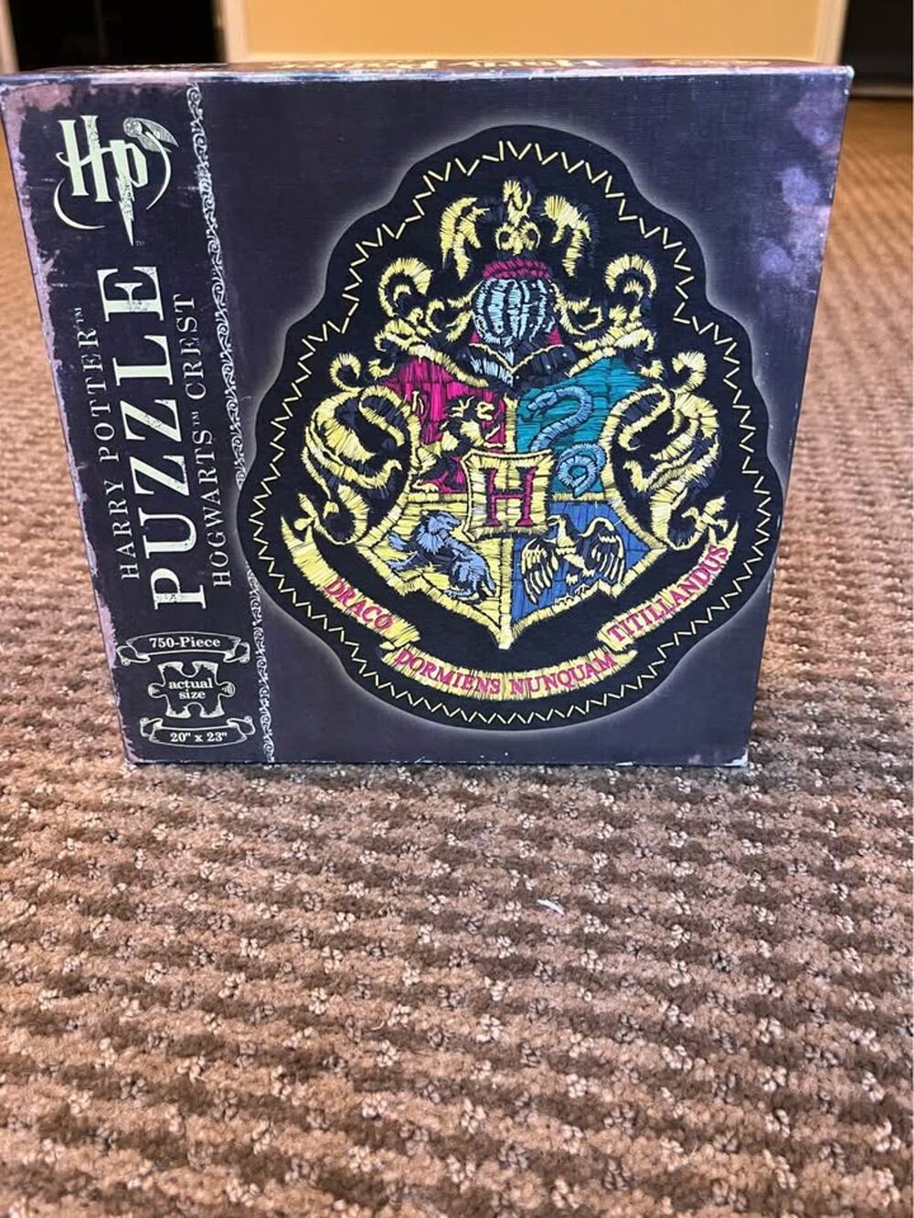 ⚡️🧩Harry Potter Hogwarts Crest Shaped puzzle. 750 pieces. EUC!🧩⚡️